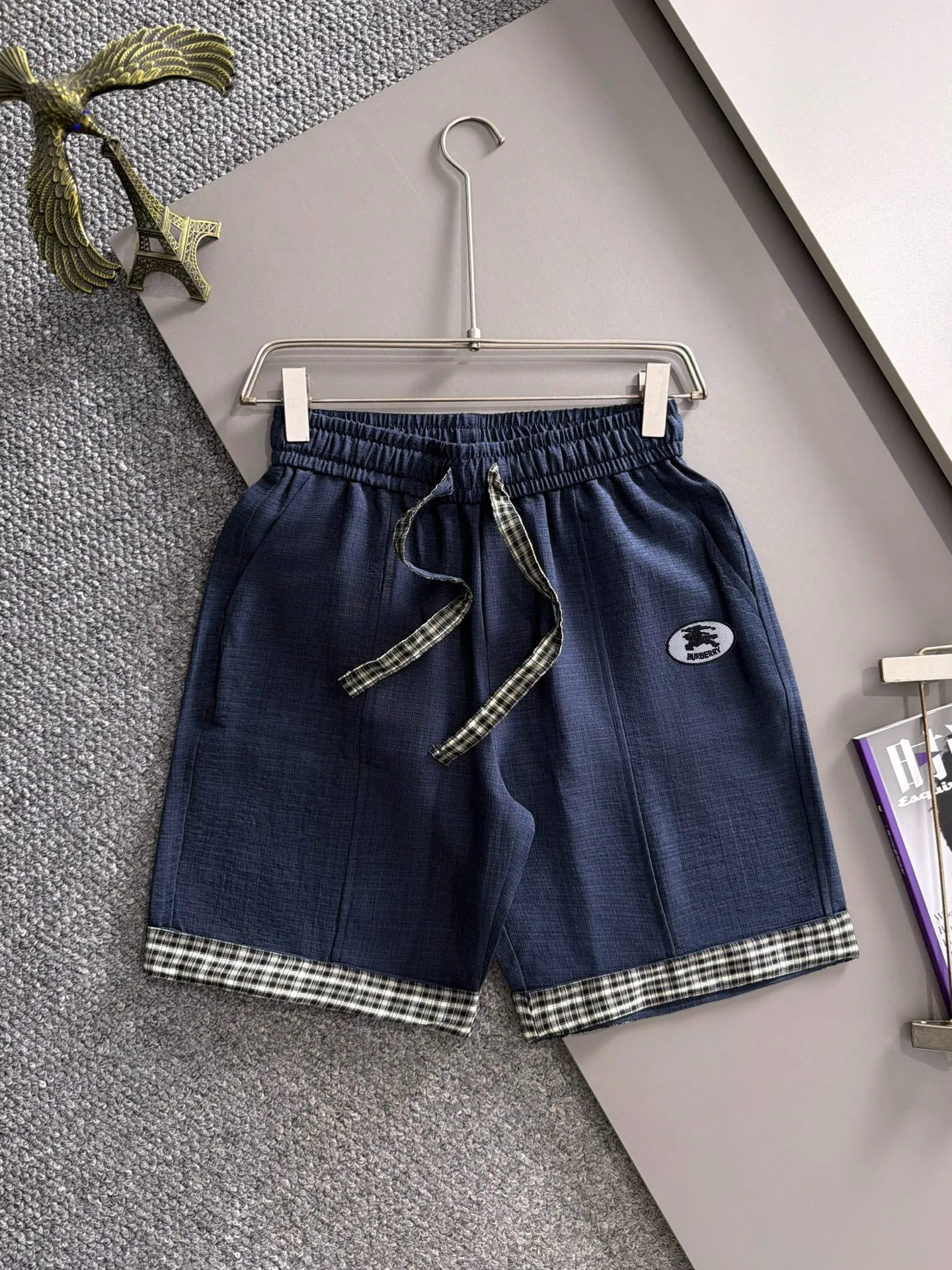 Burberry's 2026 spring and summer new shorts are made of imported Japanese Denim plain cotton, complete with three standards. The top stone-washed process makes the texture reach the old taste of the 1980s, soft, delicate and comfortable. The color has a modern and fashionable vicissitudes of life, and the upper body is Versatile fashionable! Light luxury, a must-have item for daily commuting! Sizes: M-5XL (please state your height and weight when placing an order)